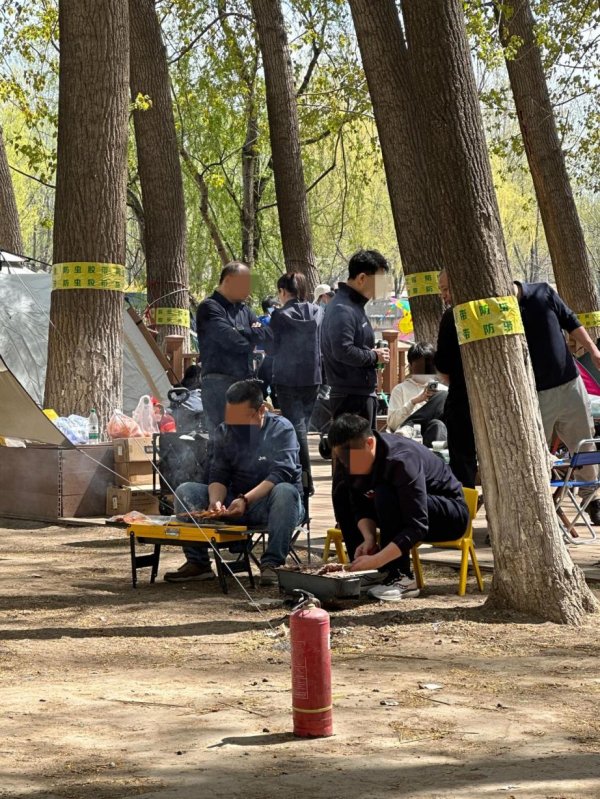 兴盛网  调查 | 露营地热闹背后：禁火区，一里地排满烧烤摊儿