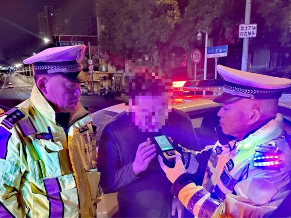 优速配资 两男子深夜酒后驾车被查  “借口”难掩违法事实